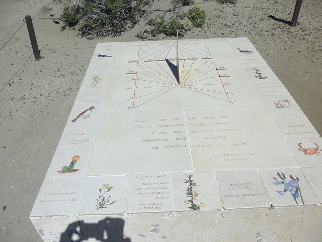 10- Reloj de sol al comienzo del sendero a la punta de la caleta El Marqués 1-11-16.JPG