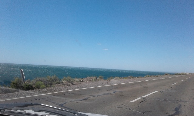 1- Ruta 3 y el mar cerquita rumbo a PUERTO DESEADO 3-11-16 (2).jpg