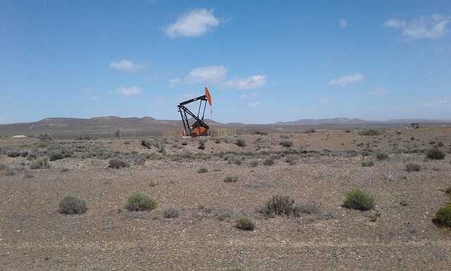 2- Una cuenca petrolera a nuestra derecha camino a PUERTO DESEADO 3-11-16.jpg