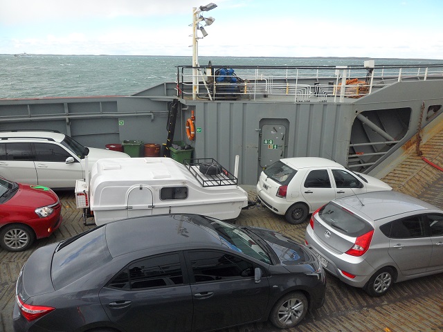 7- Nuestro equipo de viaje en la balsa mientras cruzamos en estrecho de magallanes 13-11-16.JPG