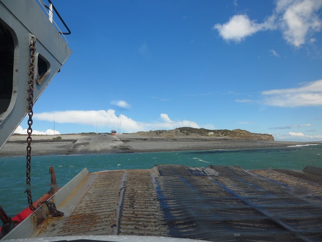 11- La balsa llegando a la isla Tierra del Fuego 13-11-16 (1).JPG