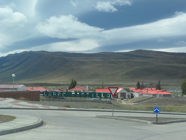 6- Pueblo  chileno CERRO CASTILLO antes del puesto de aduana 16-11-16 (1).JPG